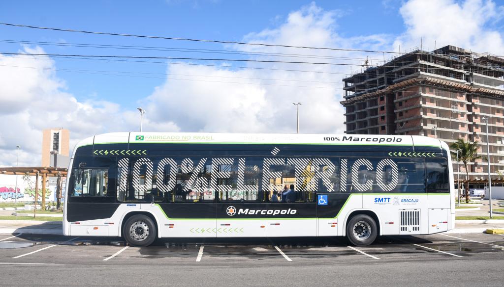 Ônibus eletrico na avenida de Aracaju