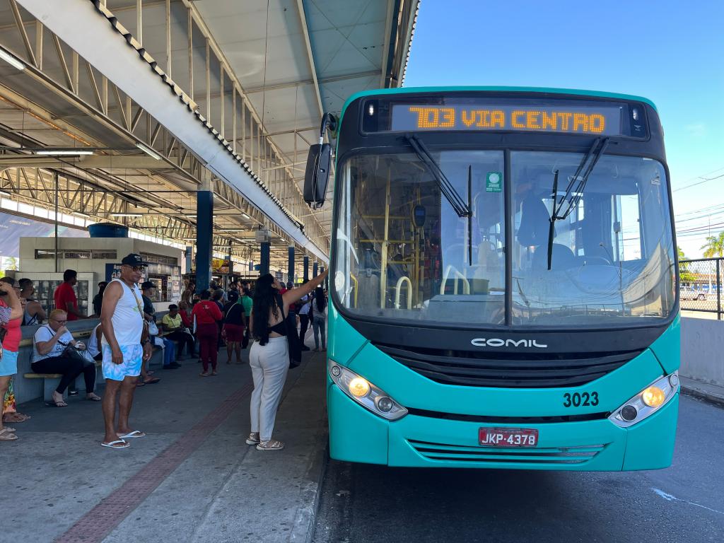 Ônibus parado no terminal em Aracaju
