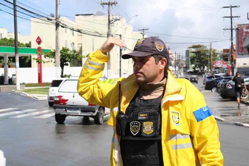 Guarda da SMTT Aracaju orientando o trânsito