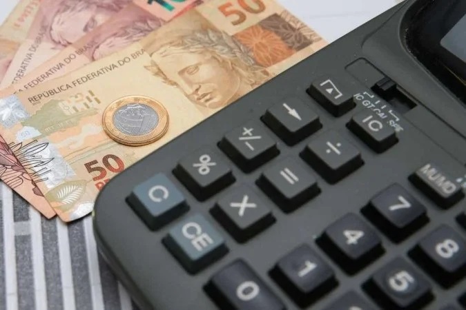 Dinheiro e calculadora na mesa