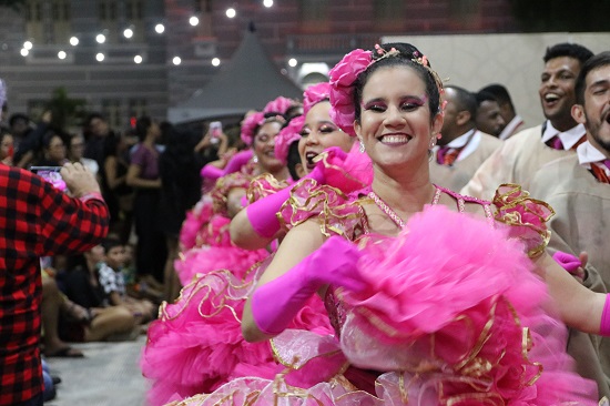 Mulher em destaque dançando na quadrilha