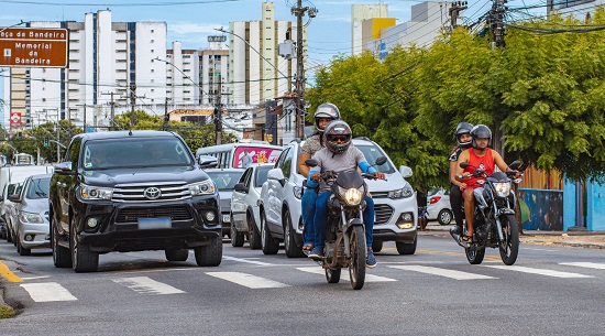 Carros e motos circulando na avenida em Aracaju