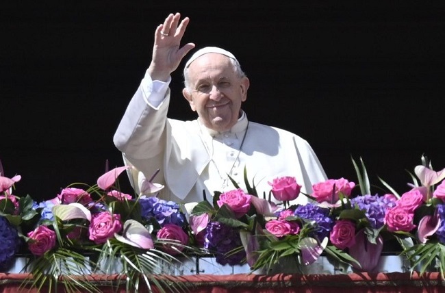 Papa Francisco acenando