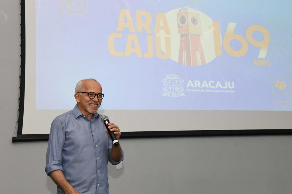 Prefeito Edvaldo Nogueira no microfone
