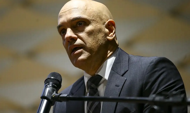 Alexandre de Moraes falando ao microfone