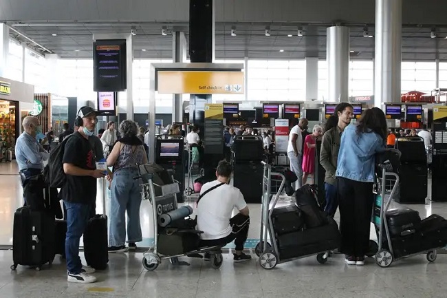 Passageiros na fila do aeroporto