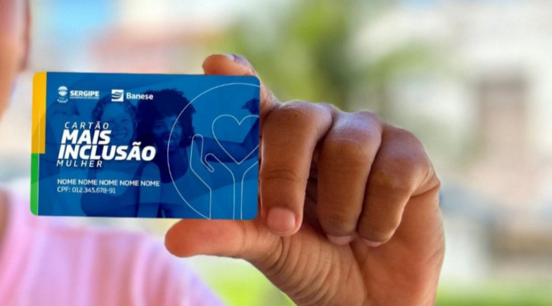 Mulher segurando o cartão CMais Mulher 