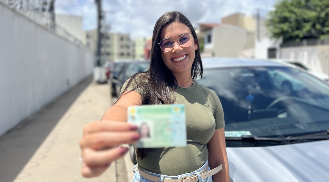 Mulher segurando CNH Social