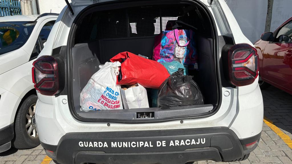 Porta da malas do carros com agasalhos