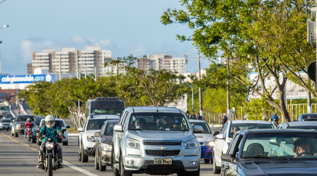 Carros na avenida de Aracaju 