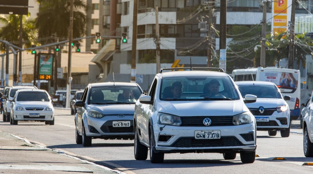 Carros na avenida de Aracaju