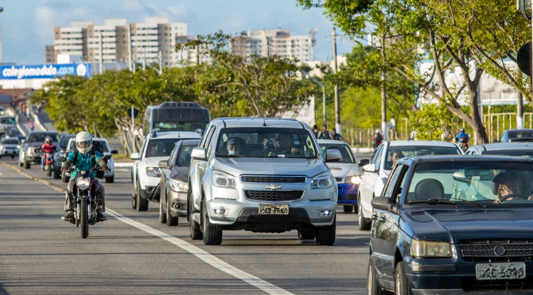 Carros na avenida de Aracaju