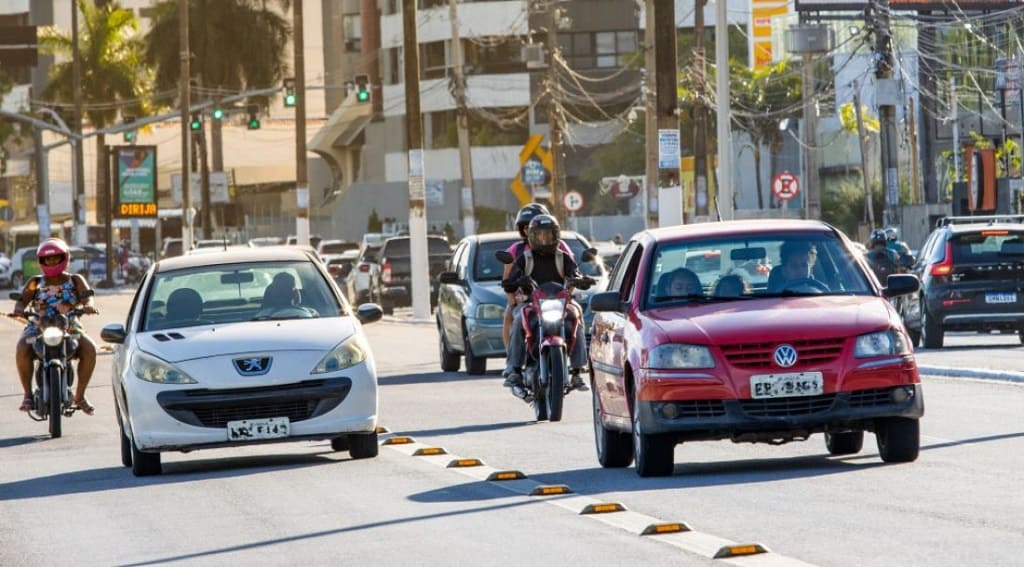 Carros na avenida de Aracaju 