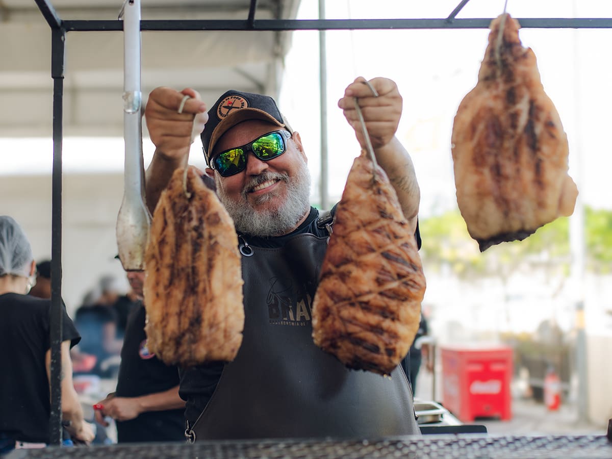 Homem segurando churrasco