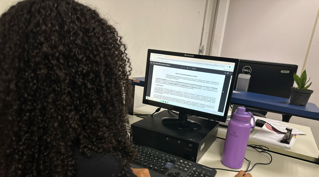 Mulher na tela do computador