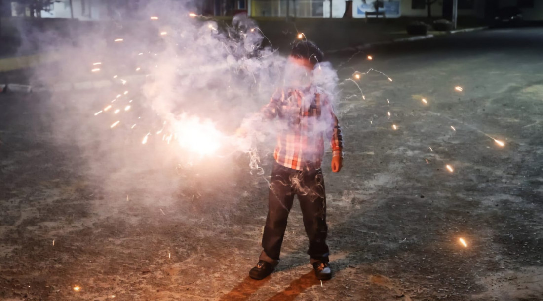 Criança com chuvinha no São João