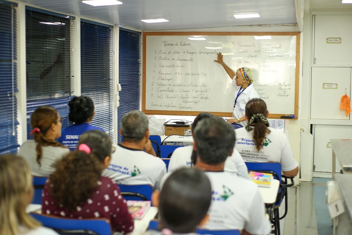 Professora dando aula 