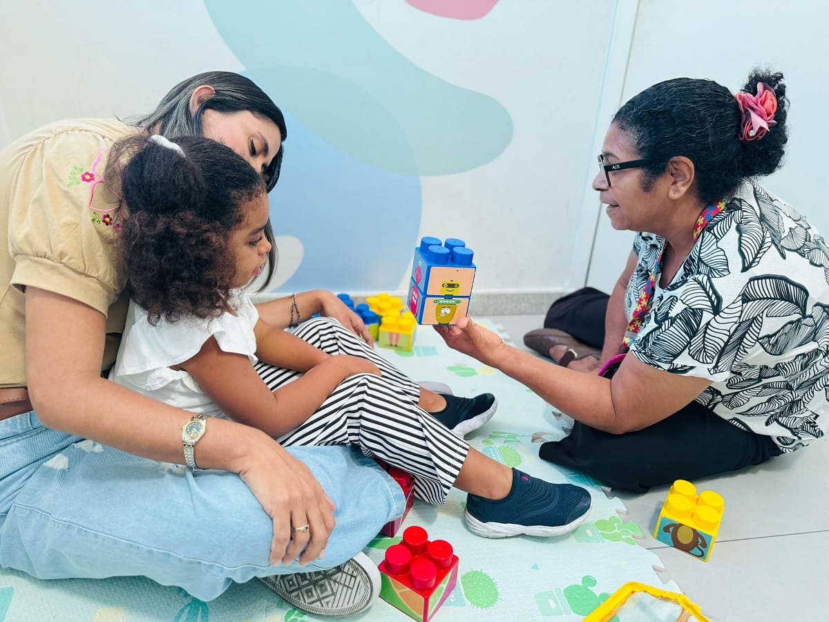 Criança autista na terapia