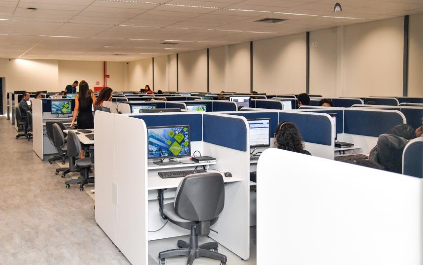 Empresa com várias cabines com computadores