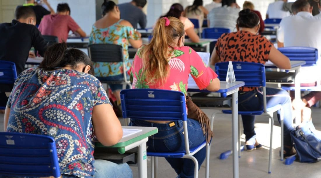 Pessoas fazendo prova do Encceja 
