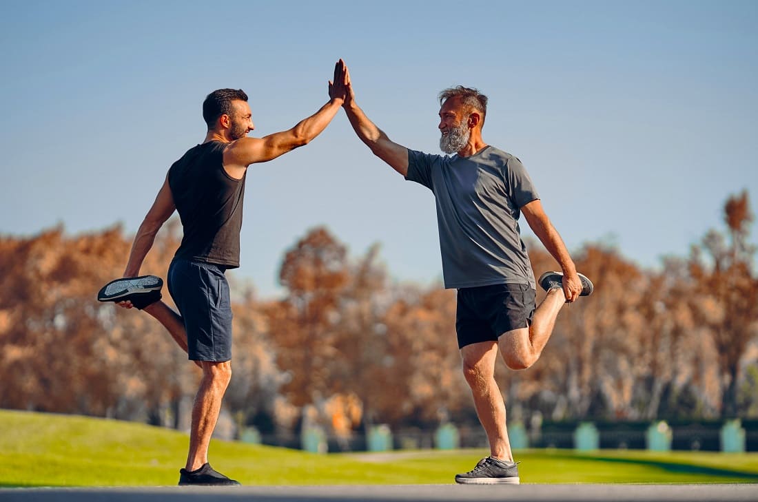 Pai e filho fazendo exercício
