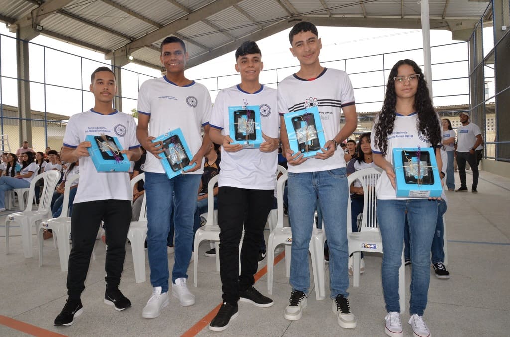 Alunos recebendo tablets
