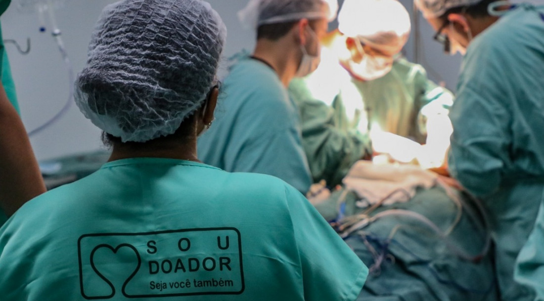 Médicos fazendo cirurgia