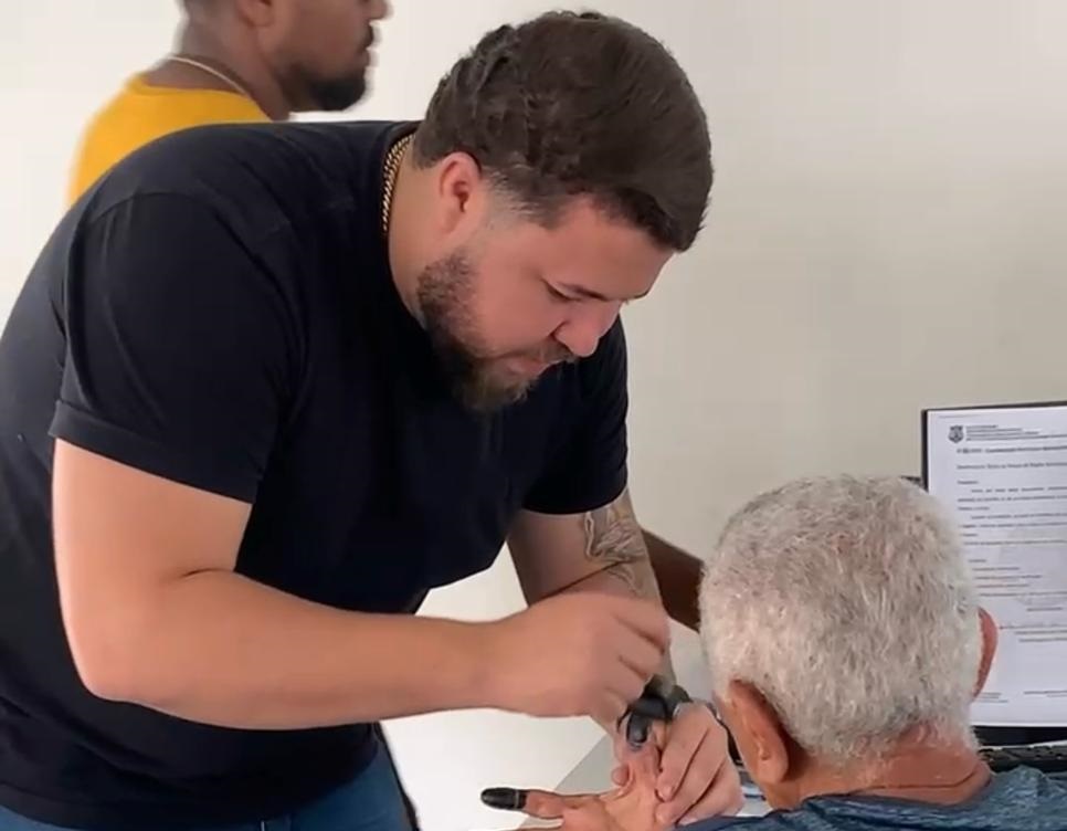 Homem fazendo impressão digital