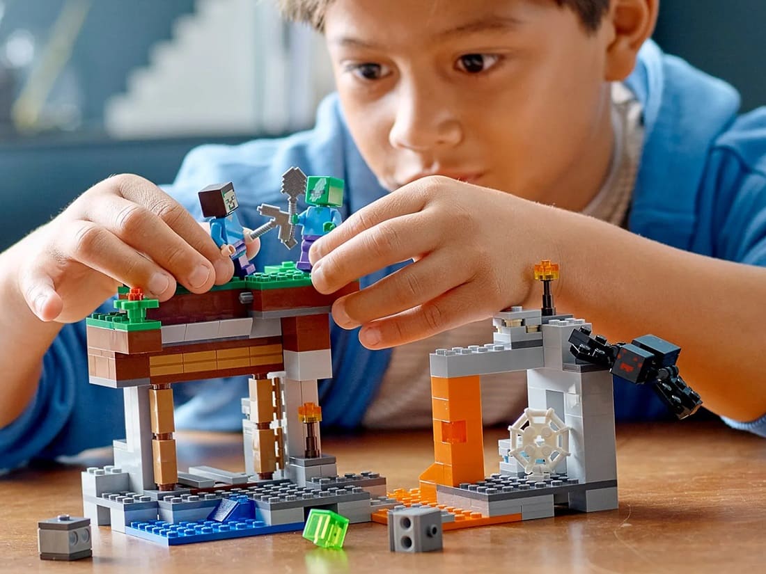Garoto jogando  LEGO® Minecraft®