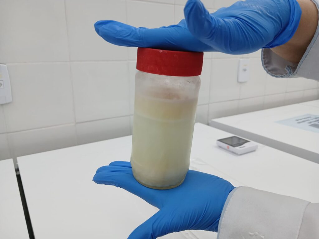 Leite materno no pote de vidro