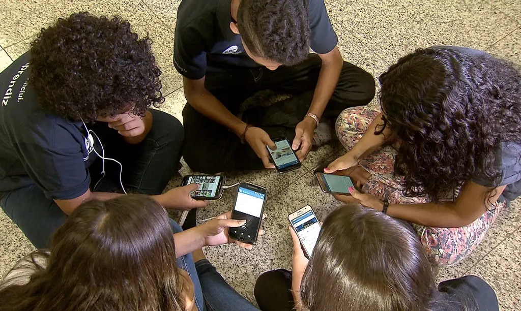 Meninos olhando o celular