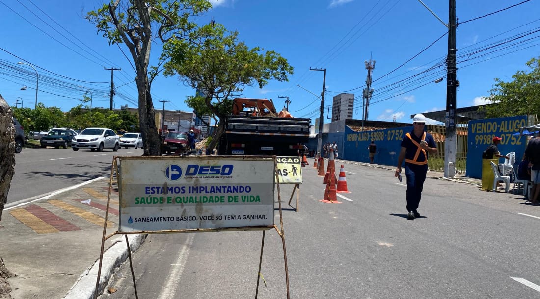 Obras da Deso na Avenida Antônio Cabral