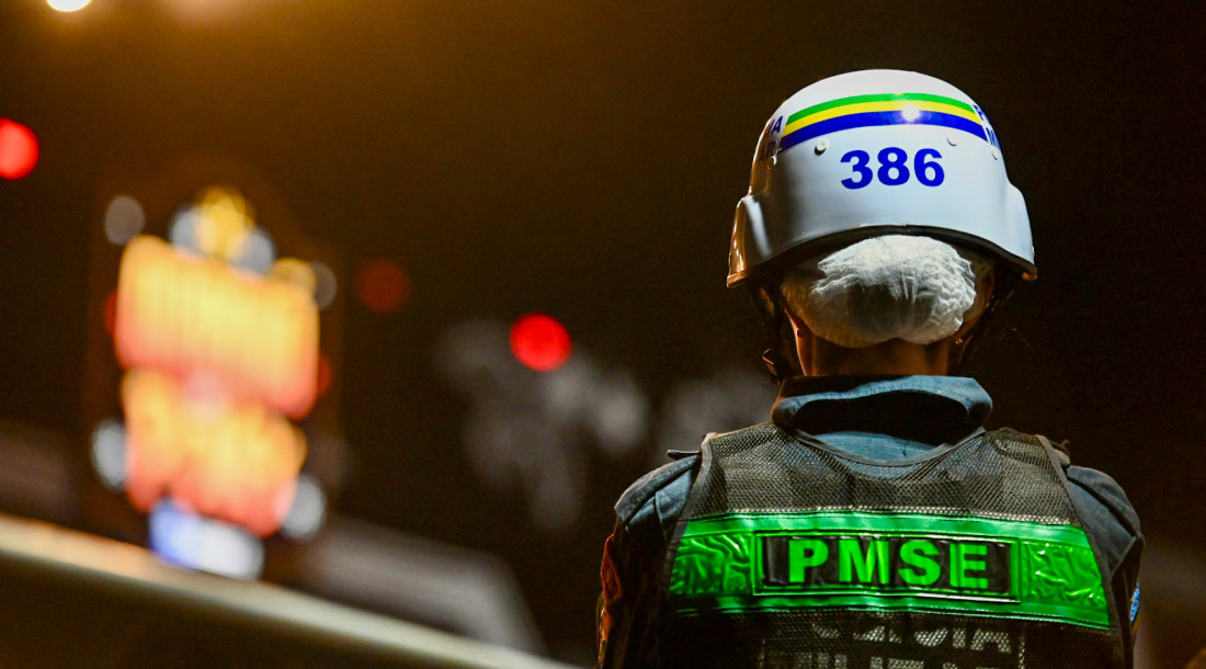 Policial Militar em pé