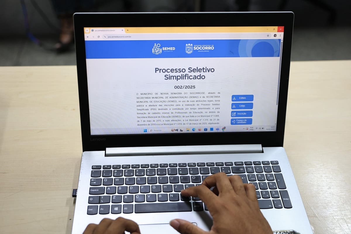 Site da Prefeitura de Socorro na tela do notebook