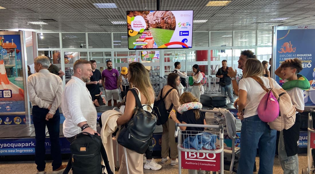 Painel no aeroporto de Maceió (AL)