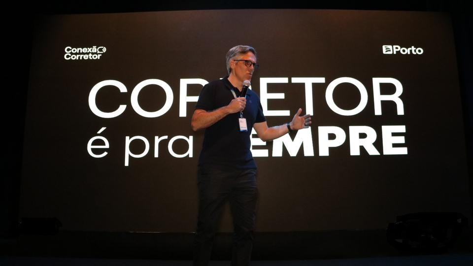Paulo Kakinoff – CEO do Grupo Porto falando ao microfone