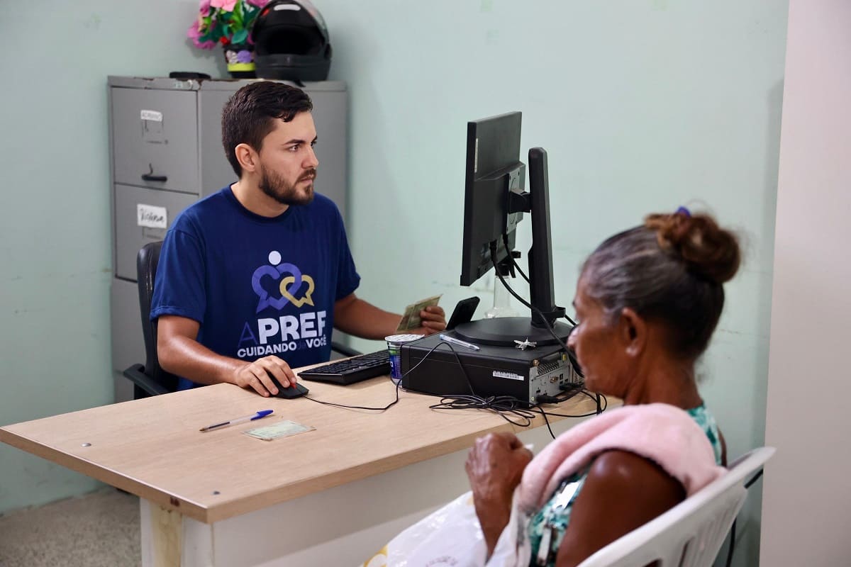 Servidor púbilco atendendo