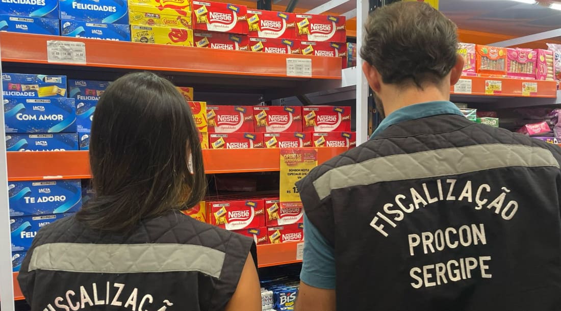 Procon fiscalizando supermercado