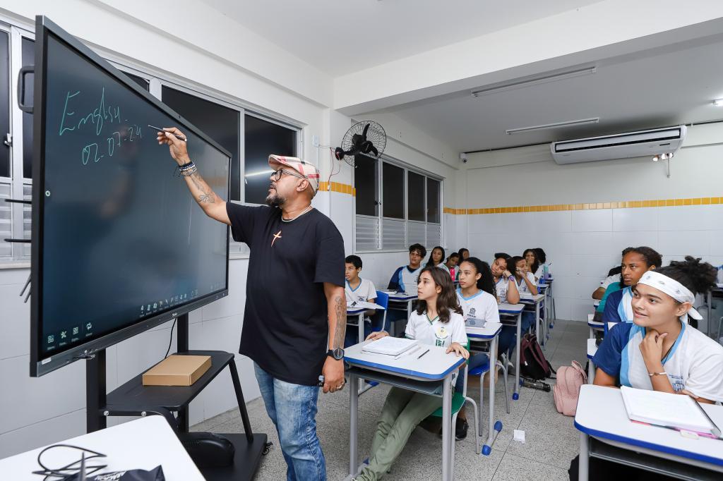 Professor ensinando na rede municipal de Aracaju
