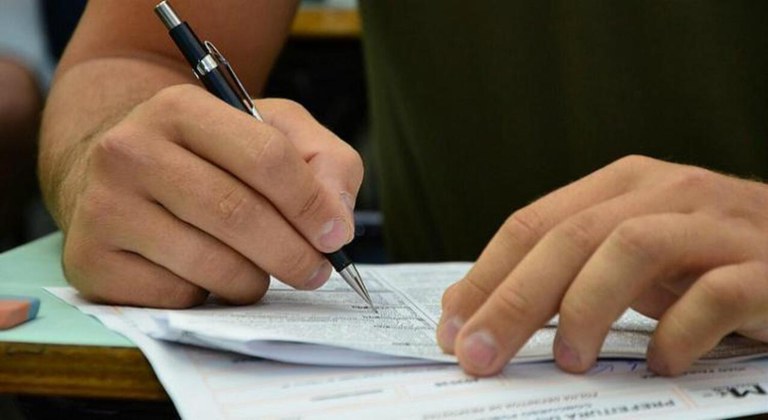 Homem fazendo prova de concurso