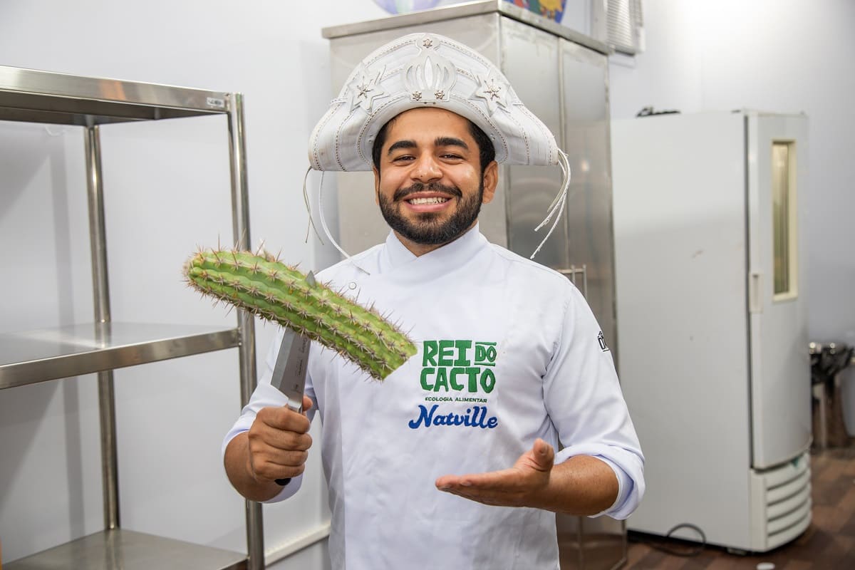 Cozinheiro segurando um cacto