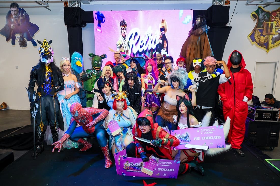 Vários jovens fantasiados de cultura geek