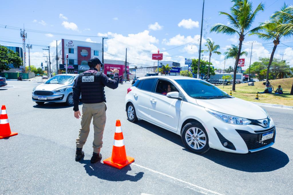 Guarda da SMTT na avenida da Orla de Atalaia em Aracaju