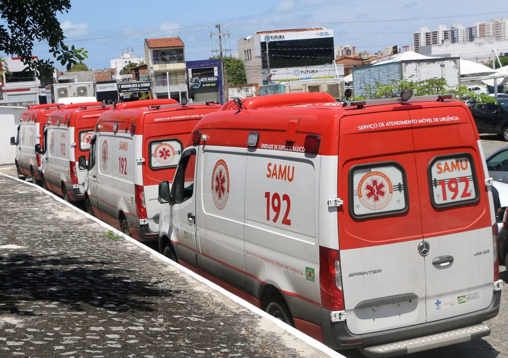 Ambulâncias da SAMU estacionadas