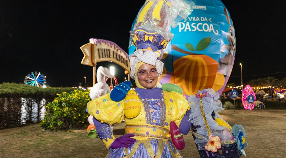 Mulher fantasiada na Vila da Páscoa 2026