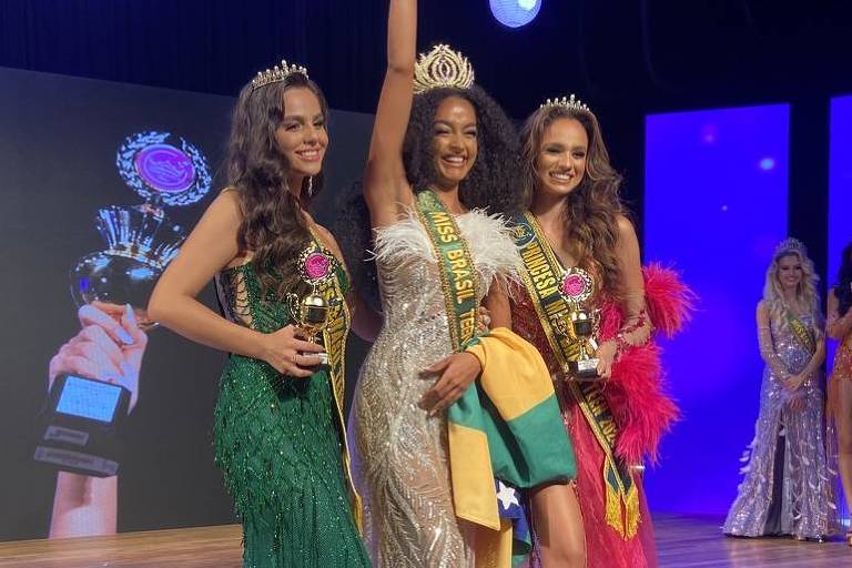 Thielle Gois sendo coroada como a nova Miss Brasil Teen