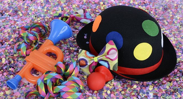 Chapéu, buzina e confete de Carnaval