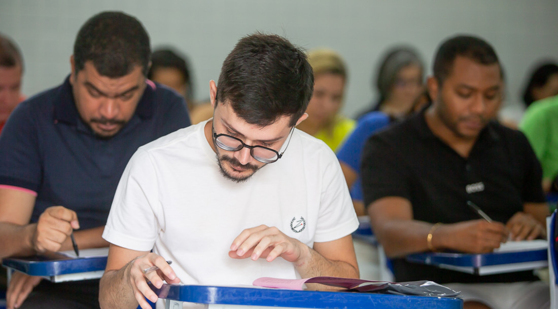 Pessoas fazendo concurso na sala