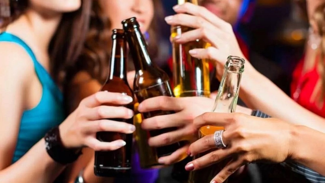 Meninas com garrafas de bebida alcoólica na mão
