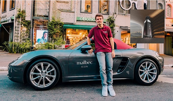 Felipe Drugovich na frente do carro
